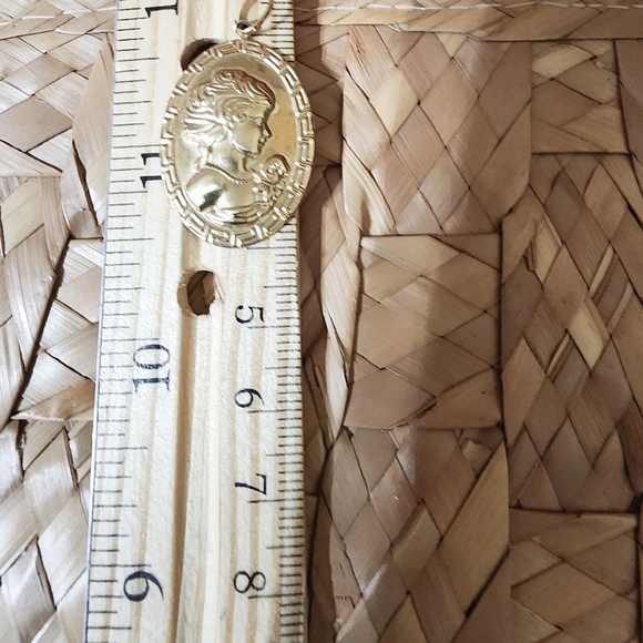 Cameo Stamp 750 Pendant 18k Saudi Solid Gold - Picture 4 of 9